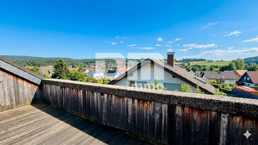 Gepflegtes 1 bis 2 Familienhaus in gesuchter Ortsrandlage mit Panoramablick - OG / DG Balkon Panorama